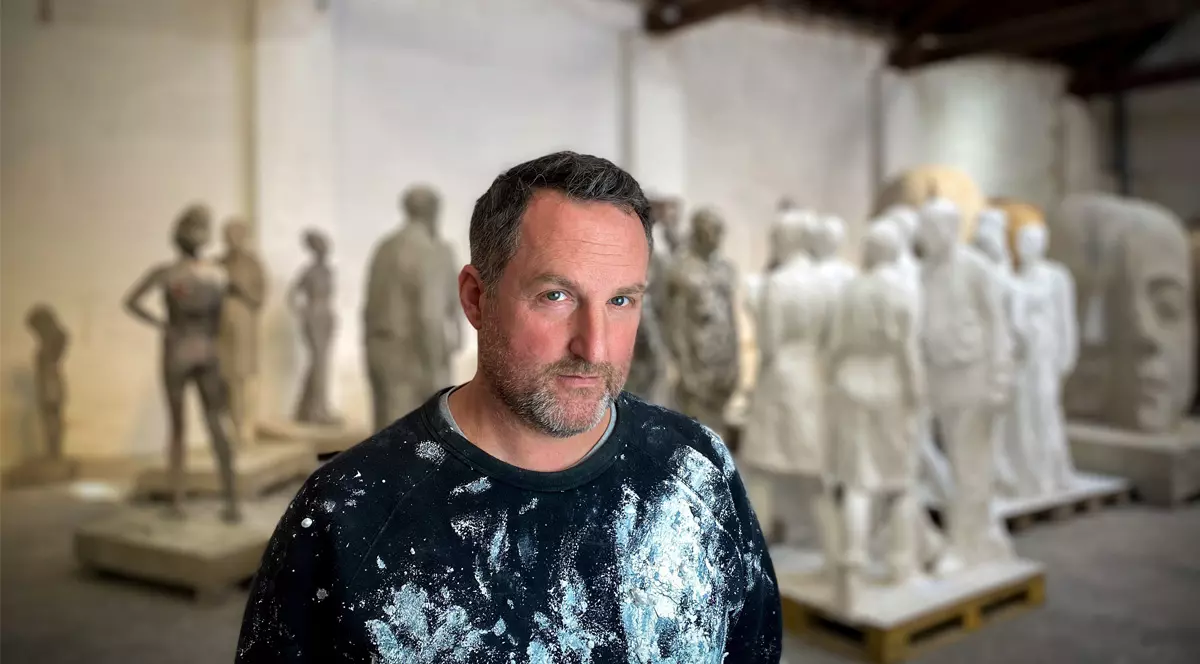 Sculptorul Jason Decaires Taylor în fața statuilor realizate pentru Parcul subacvatiiv Molinere din Mexic.