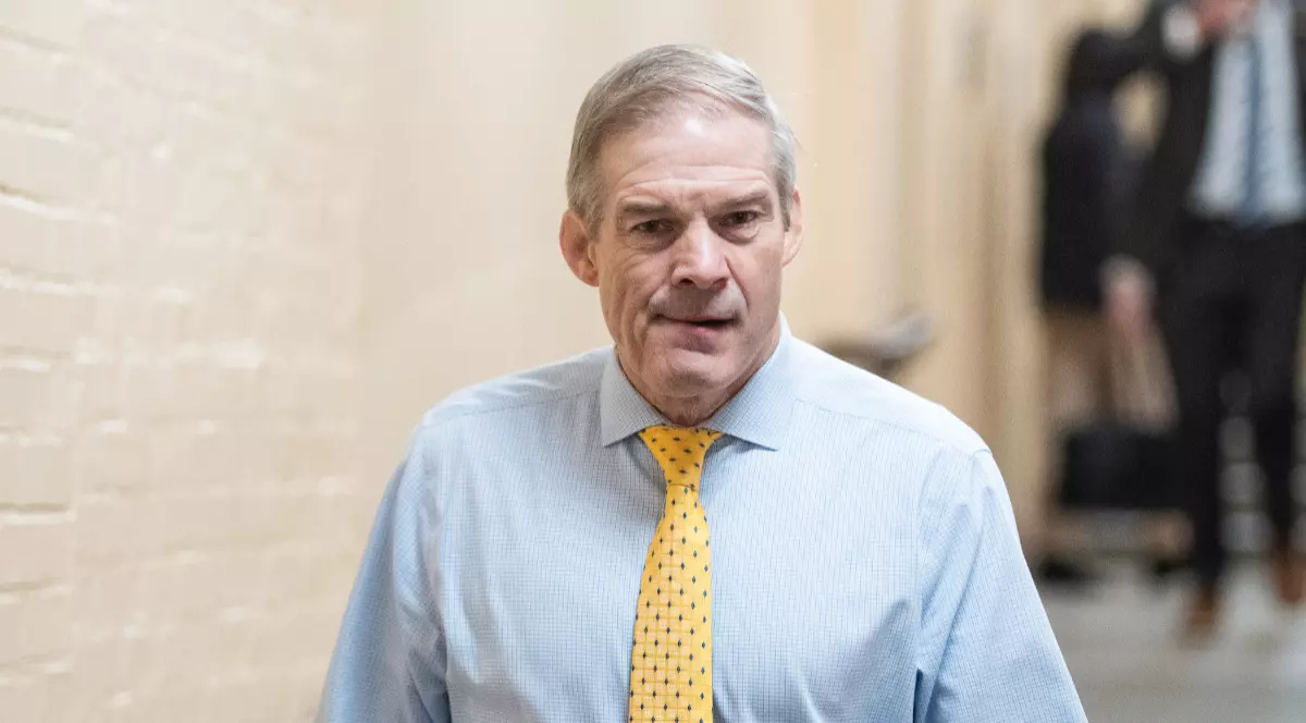 Congresmanul Jim Jordan, îmbrăcat într-o cămașă albastră și purtând o cravată galbenă
