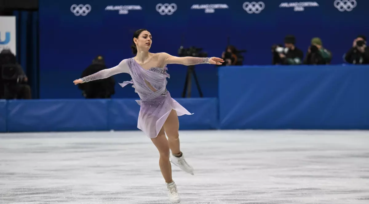 Julia Sauter într-un costum lila în timp ce patinează la Jocurile Olimpice 2026