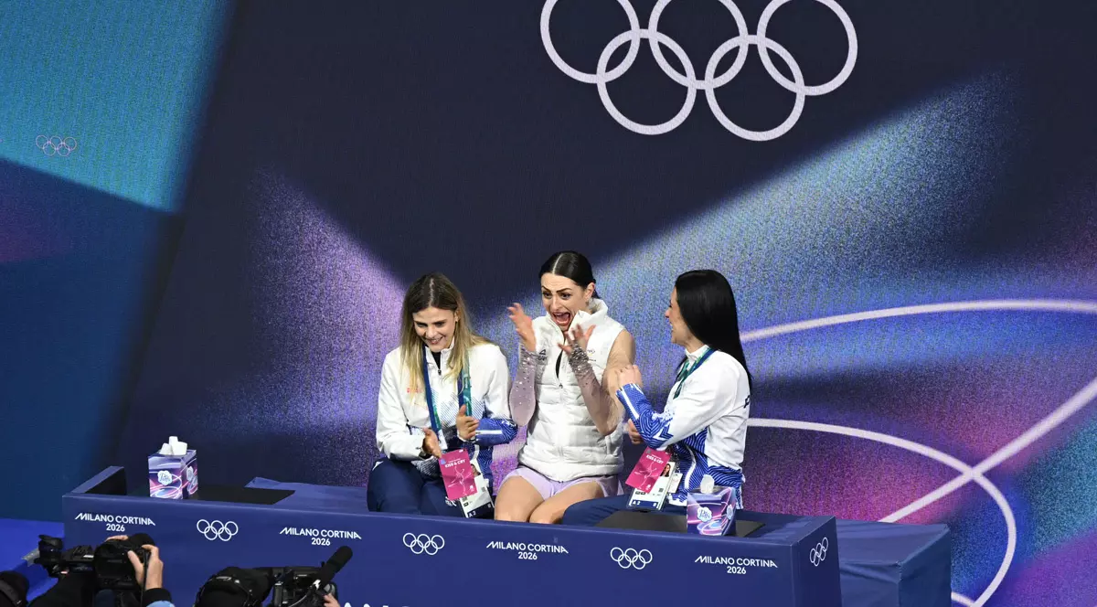 Julia Sauter, patinatoare care reprezintă România la Jocurile Olimpice de Ianră de la Milano se bucură la aflarea rezulatului preliminar.