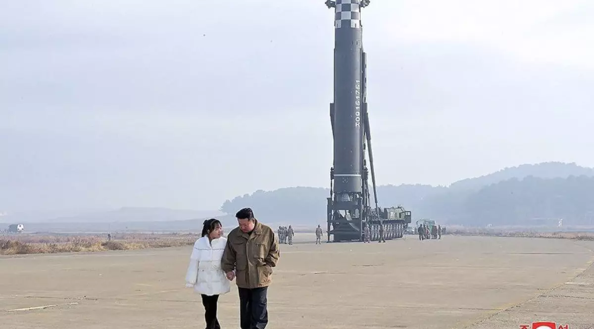 Kim Jong Un alături de fiica sa.