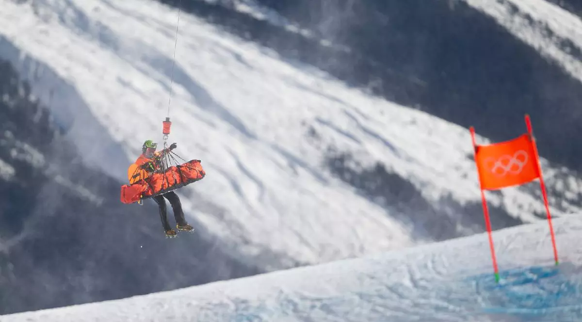 Lindsey Vonn din SUA este transportată cu elicopterul în timpul probei feminine de schi alpin în a doua zi a Jocurilor Olimpice de iarnă din 2026, pe 8 februarie 2026, la Cortina.