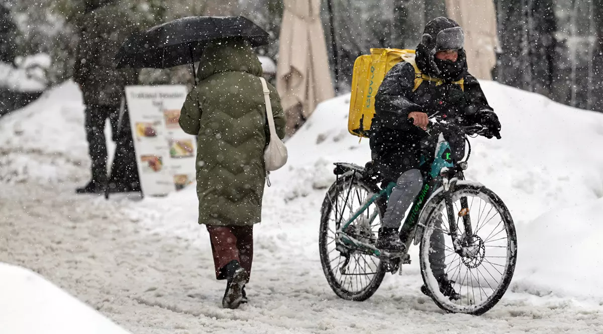 Lupta livratorului pakistanez cu gerul românesc: „Bă, mi-ai vărsat ciorba peste șaormă!” „What? What?” „Marș!” 