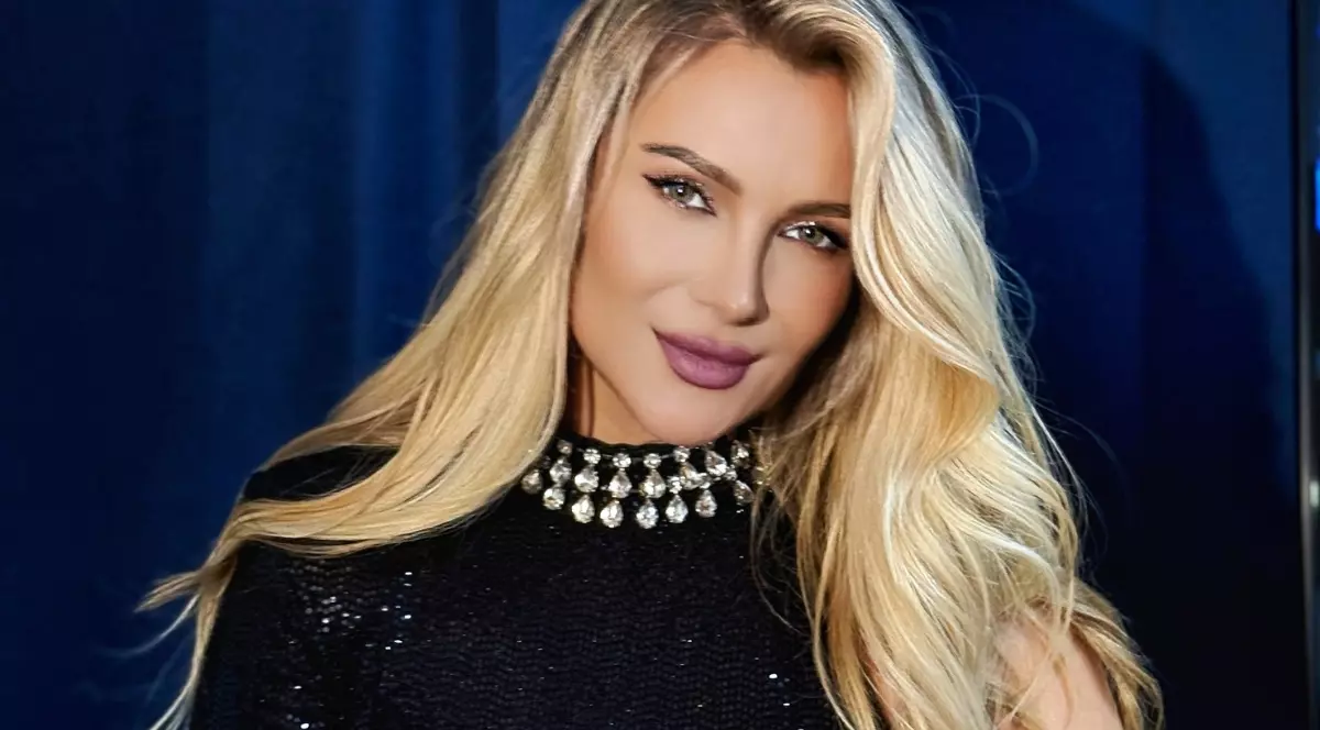 Imagini cu Lora în costum de baie, la 43 de ani. Cum au reacționat fanii când au văzut-o: „Ești o frumusețe autentică”