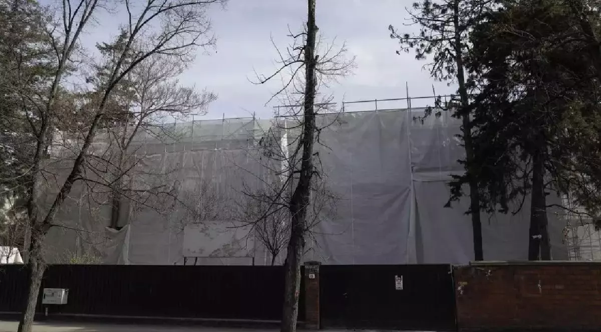 Vila care i-a fost destinată lui Klaus Iohannis din Primăverii acoperită cu o plasă ceea ce denotă lucrări de renovare.