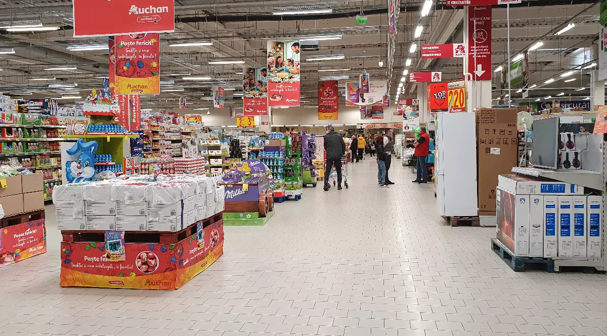 Rafturi cu diferite produse la magazinul Auchan din orașul Târgu Mureș
