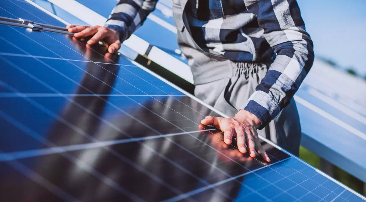Baterii pentru panouri fotovoltaice: când merită și pentru ce tip de consumatori