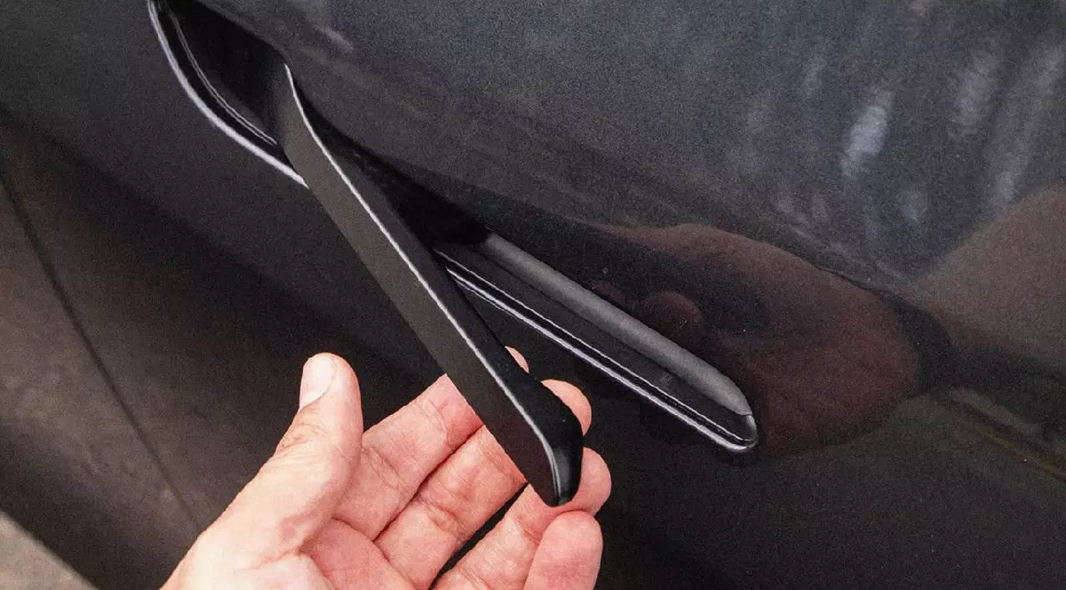 Elon Musk a făcut din mânerele retractabile un semn distinctiv al mașinilor Tesla.