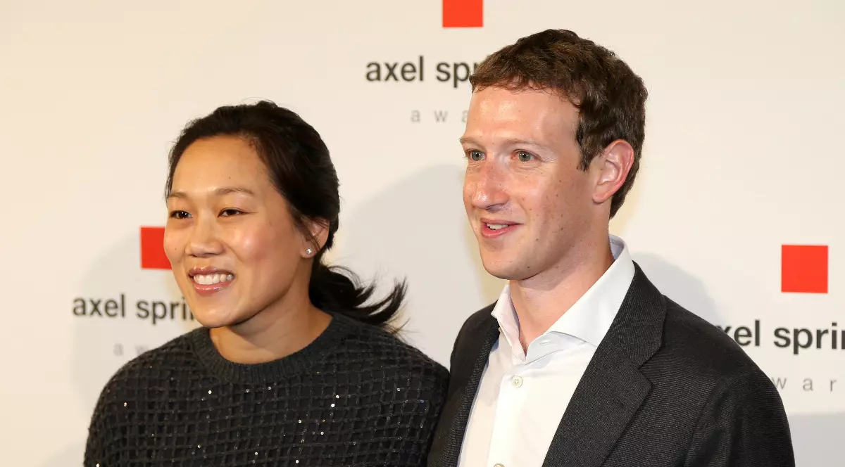 Cum au apărut Mark Zuckerberg și soția lui, Priscilla Chan, la Milano Fashion Week. Au stat în primul rând la prezentarea Prada