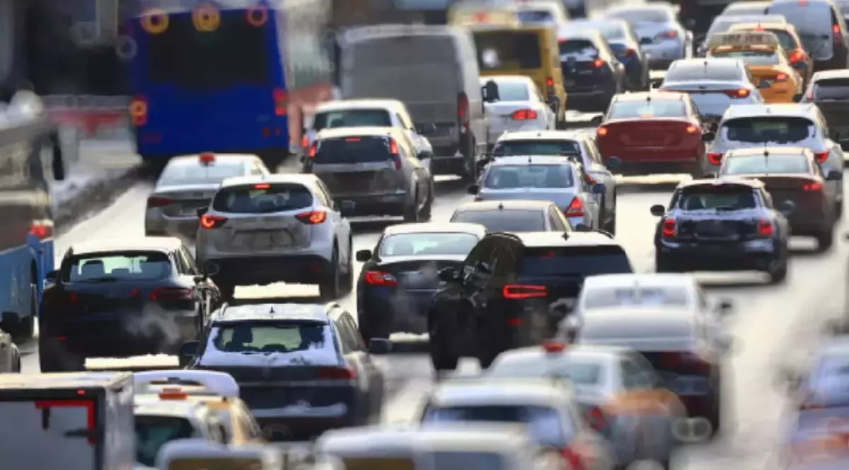Mașini în trafic aglomerat.