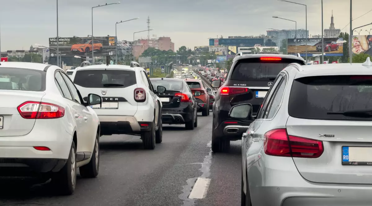 Mai multe mașini care stau în trafic.