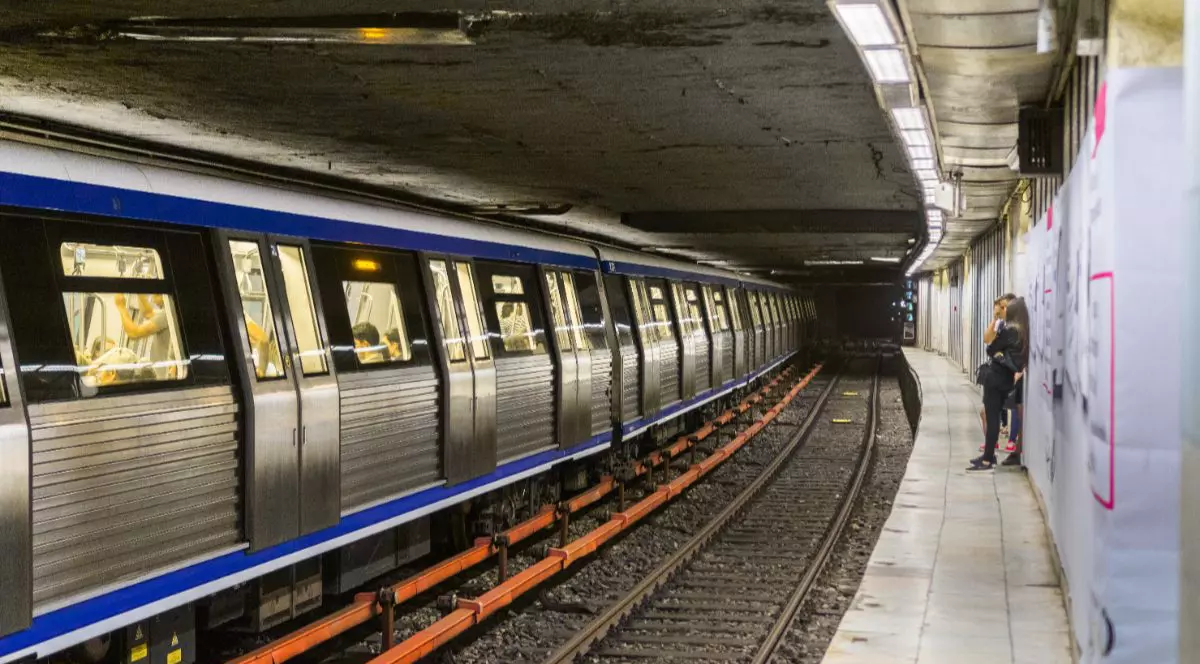 Un tren de metrou în stația Piața Romană din București