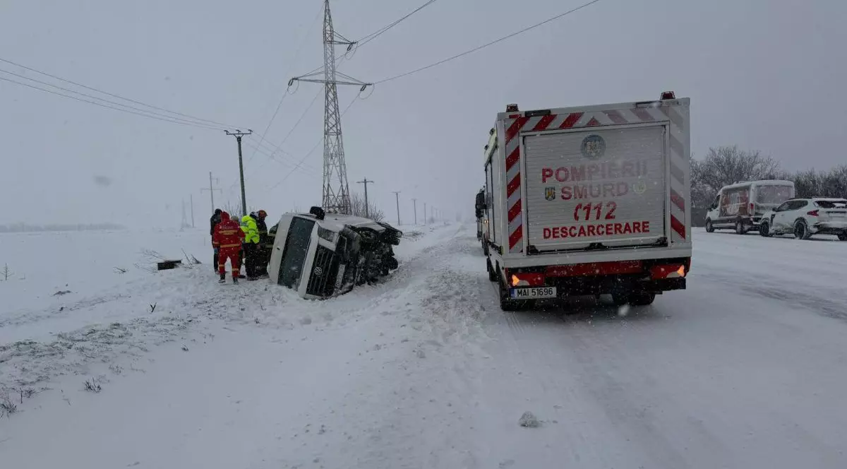 Un microbuz cu 16 oameni s-a răsturnat, sâmbătă dimineață, pe DN5, în apropiere de localitatea Plopșoru, județul Giurgiu, și a fost activat Planul roșu de intervenție, 21 februarie 2026