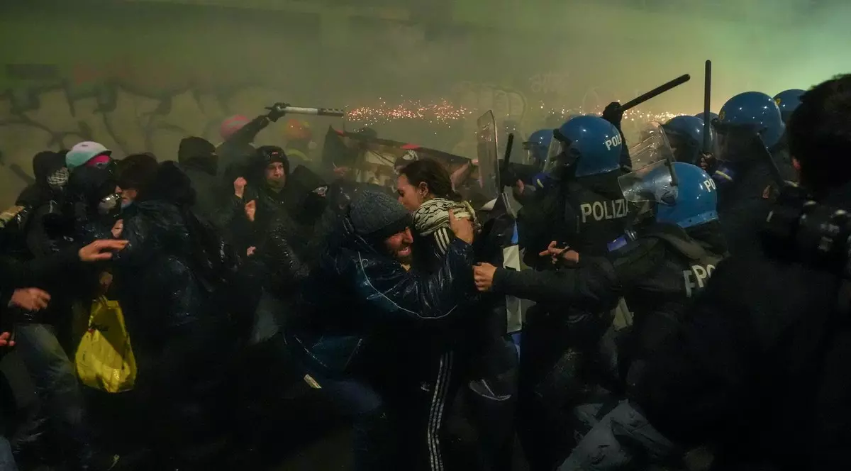 Milano, 7 februarie 2026 - ciocniri între manifestanți anti-Jocuri Olimpice și forțele de ordine Foto: Profimedia