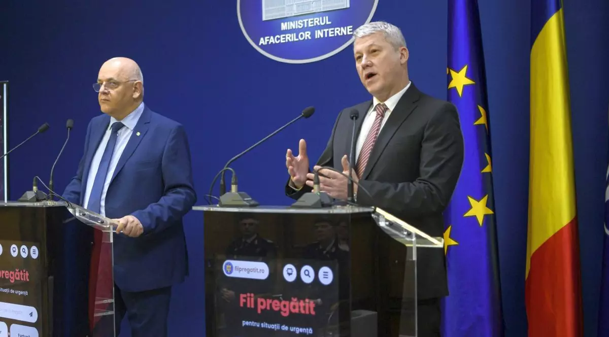 Cătălin Predoiu (dreapta) și Raed Arafat (stânga) au păreri diferite despre accesul tinerilor la rețelele sociale