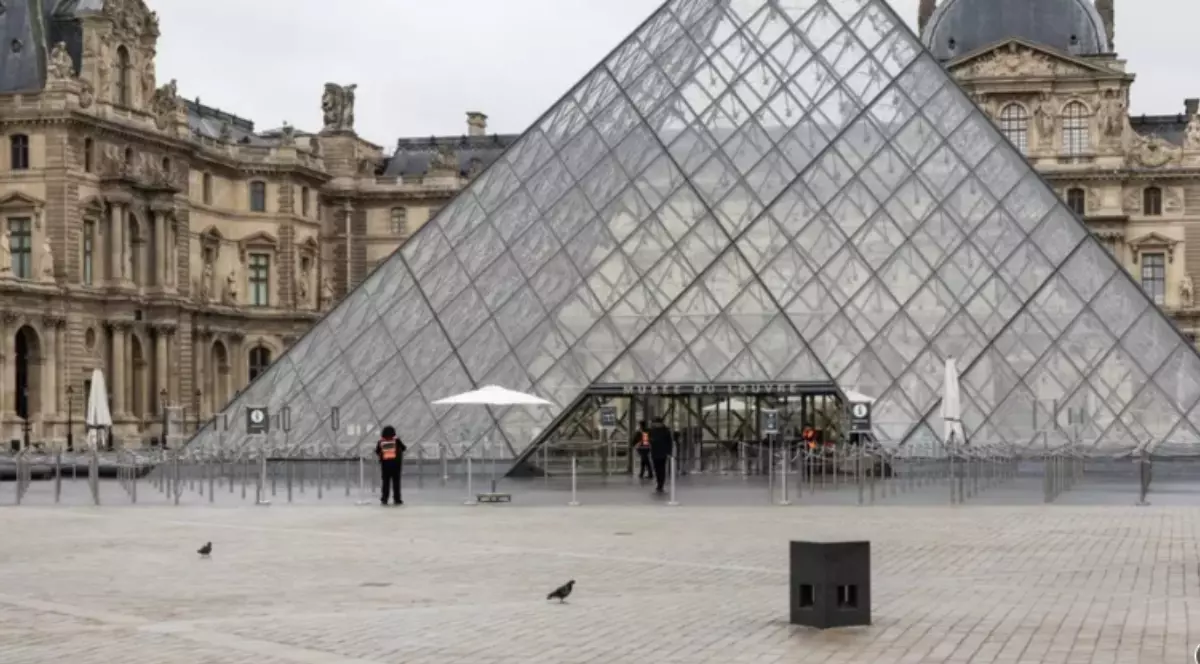 Muzeul Luvru din Franța într-o zi înnorată.