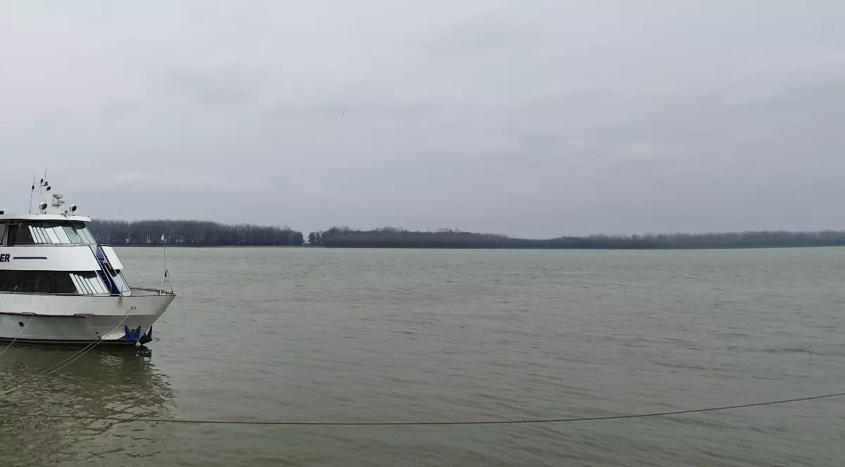 O navă ancorată pe malul Dunării