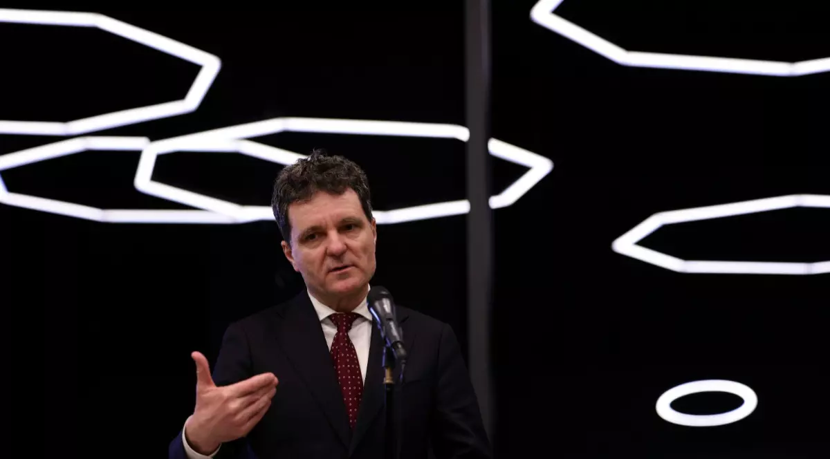 Nicușor Dan în sacou negru în timp ce vorbește la microfon