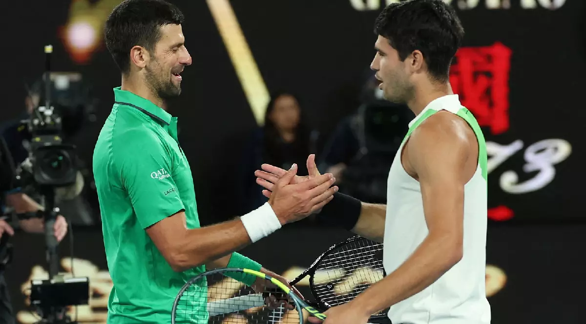 Novak Djokovic și Carlos Alcaraz își dau mâna după finala de la Australian Open