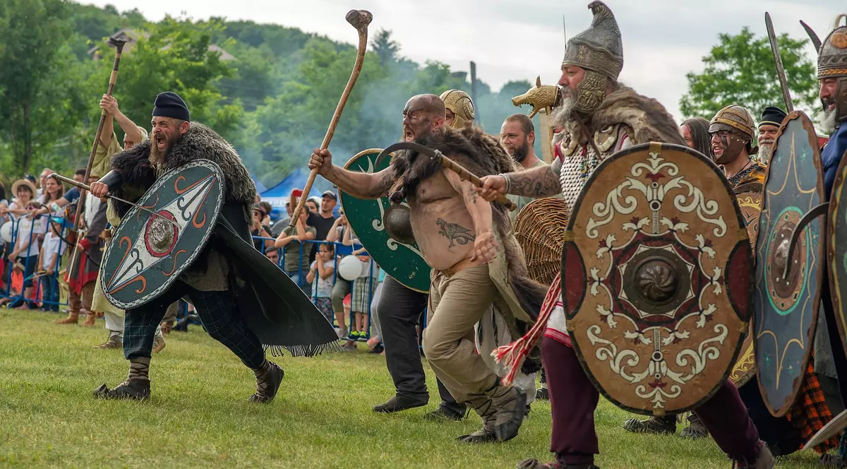 Armata de geți, sarmați, daci, roxolani este în război cu armata dacilor suveraniști: „Nu-s autentici, ne-au murdărit Dacia noastră!”