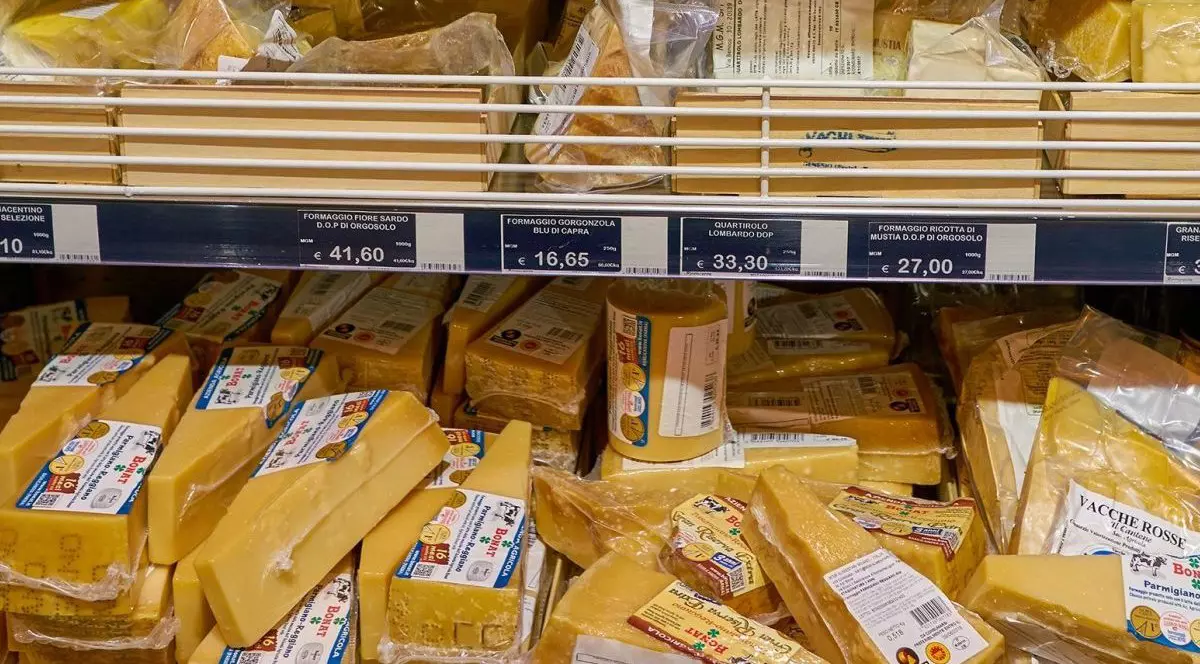 O varietate de produse expuse într-un magazin din Italia.