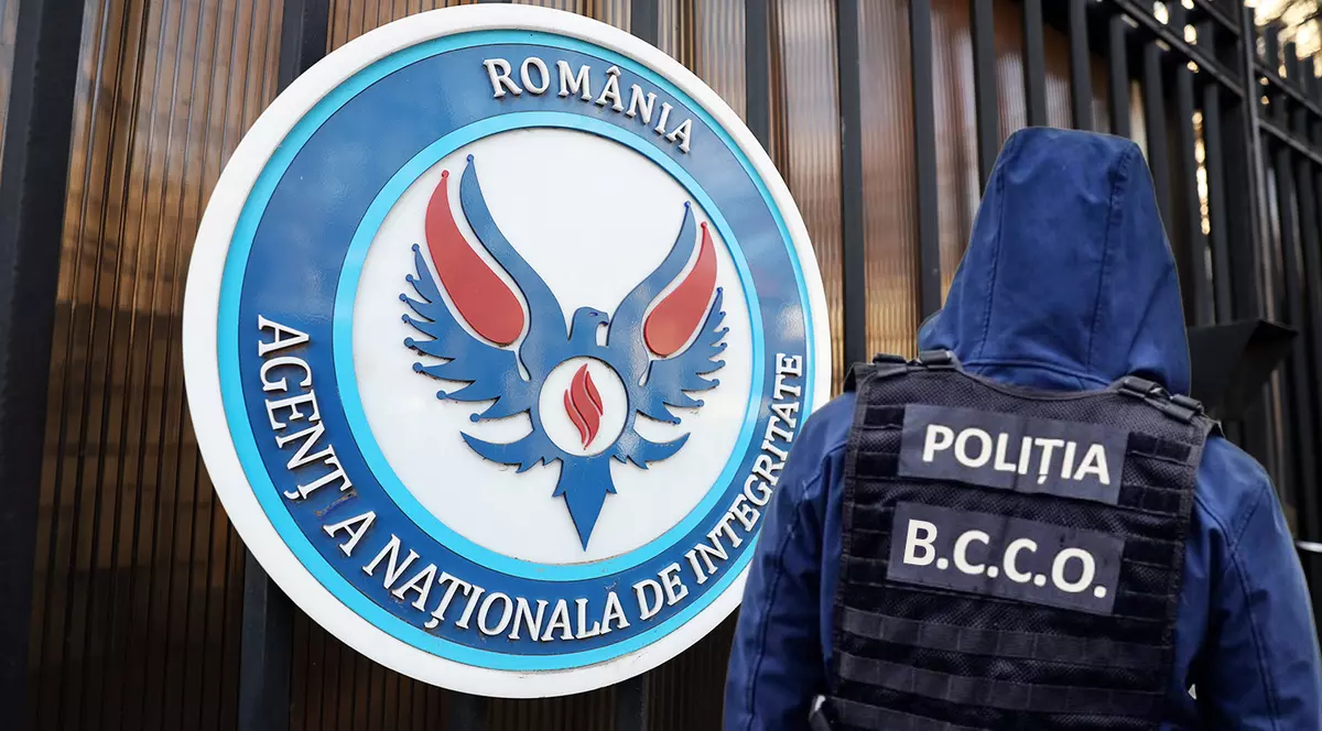 Un politist cu spatele si o sigla alb cu albastru si roșu