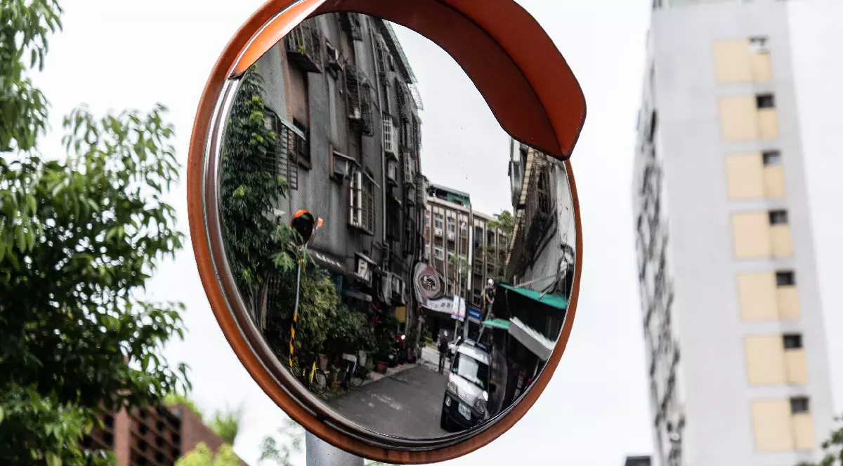 Oglindă rutieră poziționată pe un drum