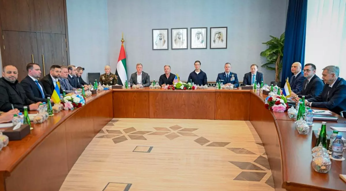 Participanții de la cea de-a doua rundă de la negocierile de la Abu Dhabi. Delegația ucraineană, în dreapta, cea americană, în centrul imaginii Foto: Profimedia
