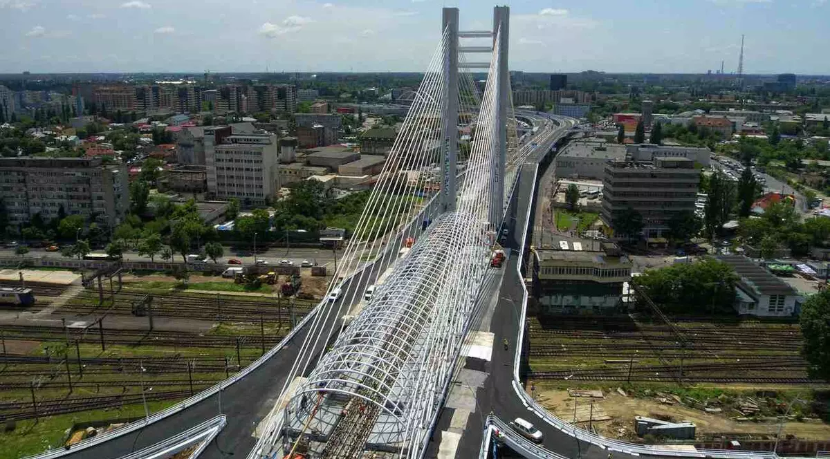 Imagine aeriană cu Podul Basarab, care a fost inaugurat în iunie 2011