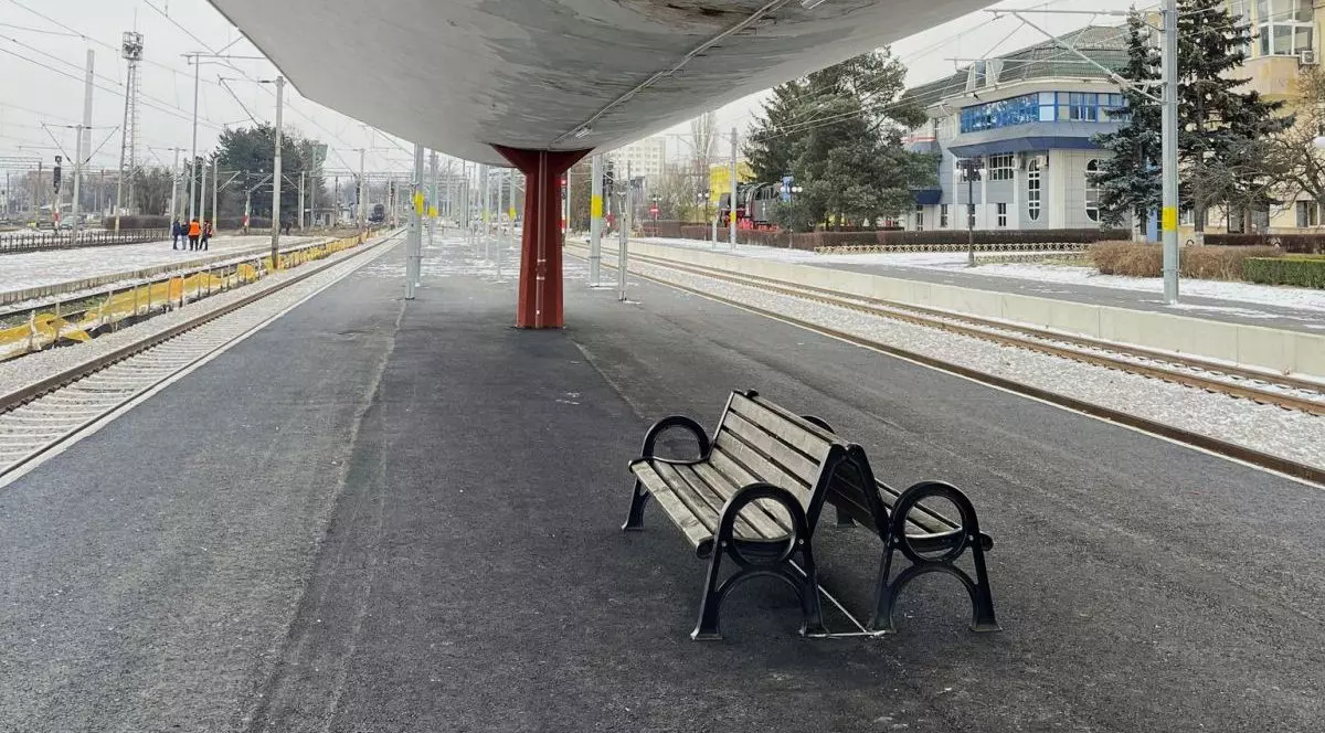 O bancă pe peronul gării din Brașov, februarie 2026