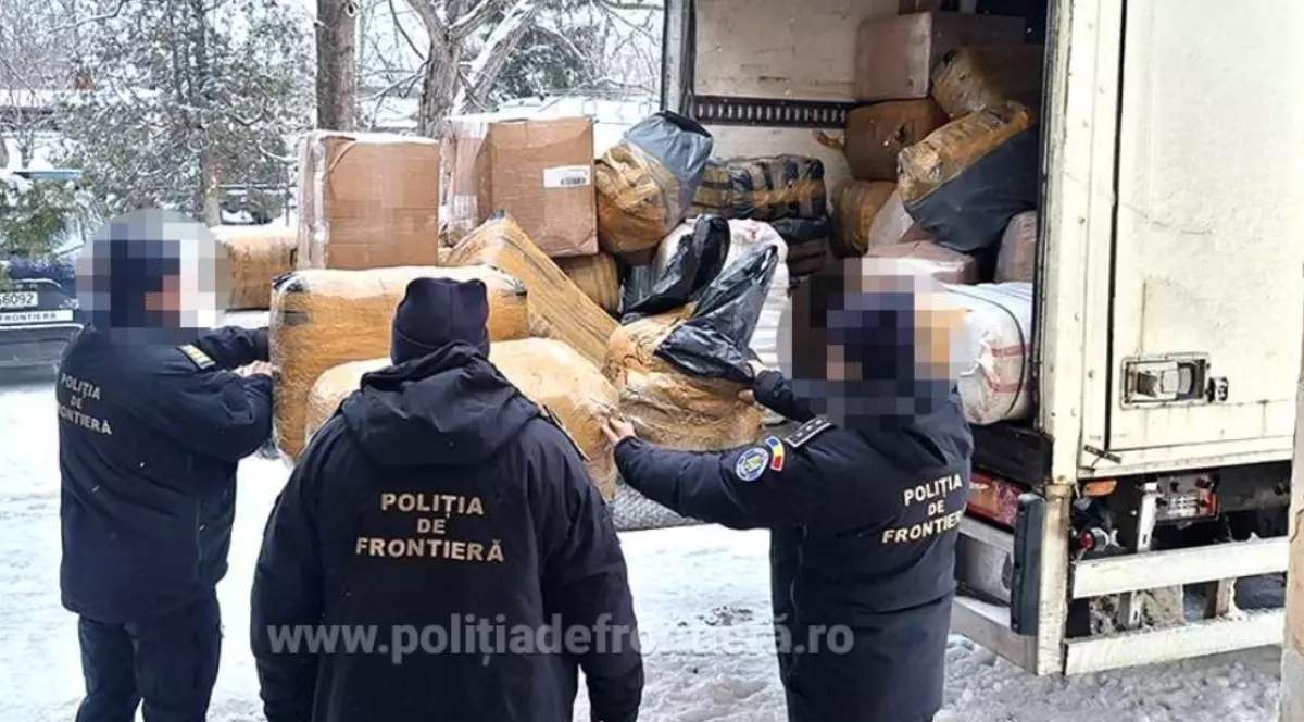 Polițiști de frontieră care scot din TIR mai multe cutii