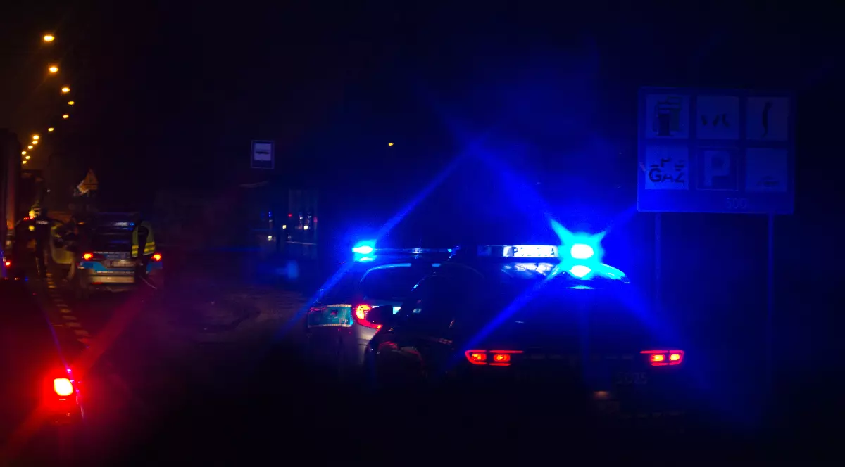 Un echipaj de polițiști pe marginea drumului, în timpul unui filtru, noaptea, după ce au oprit o mașină