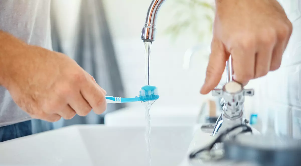 Obiceiul de a uda cu apă periuța de dinți înainte de spălatul pe dinți