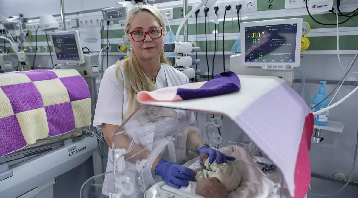 Dr. Adriana Dan, medic in halat, in sectia de ATI neonatala de la spital, langa un incubator cu un bebelus prematur. Dotare SUUB Salvati Copiii Foto: Libertatea Vlad Chirea