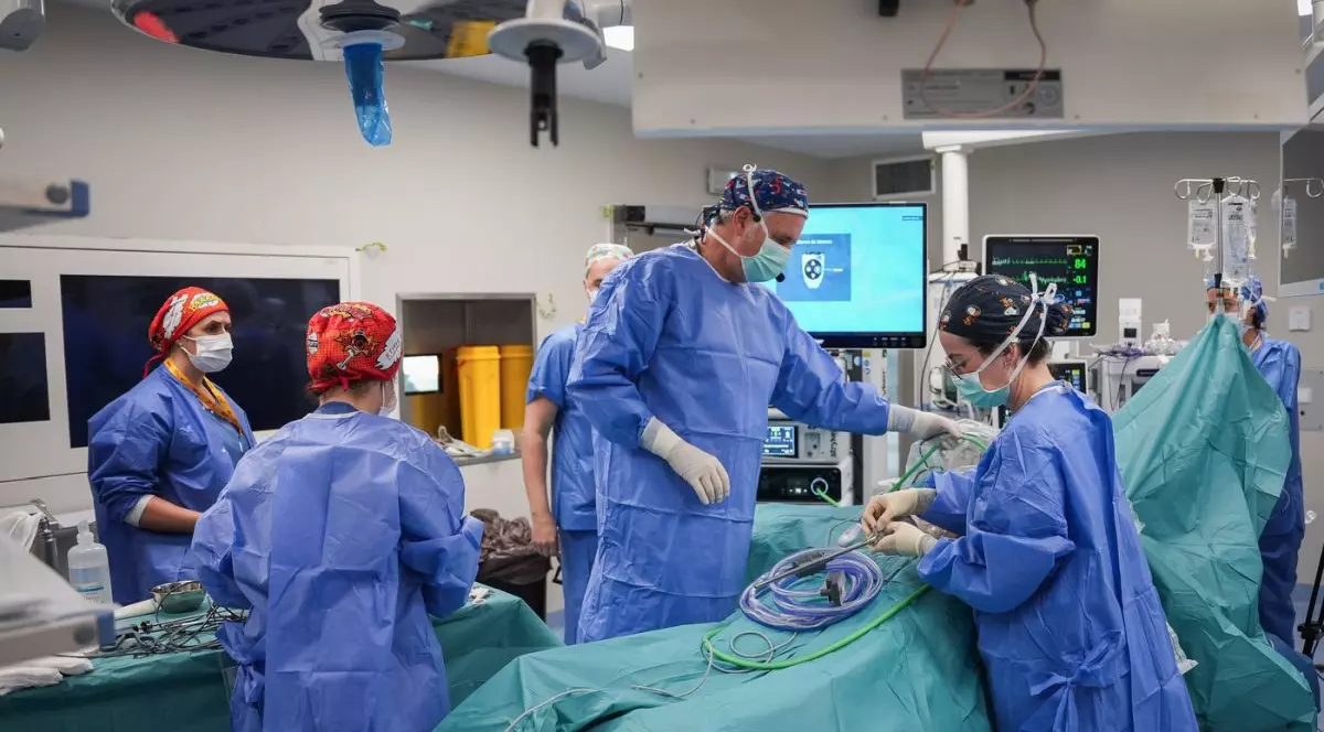 Intervenții chirurgicale în direct organizate în comun de spitalele Virgen del Rocío și Virgen Macarena în Sevilla, Spania, februarie 2025
