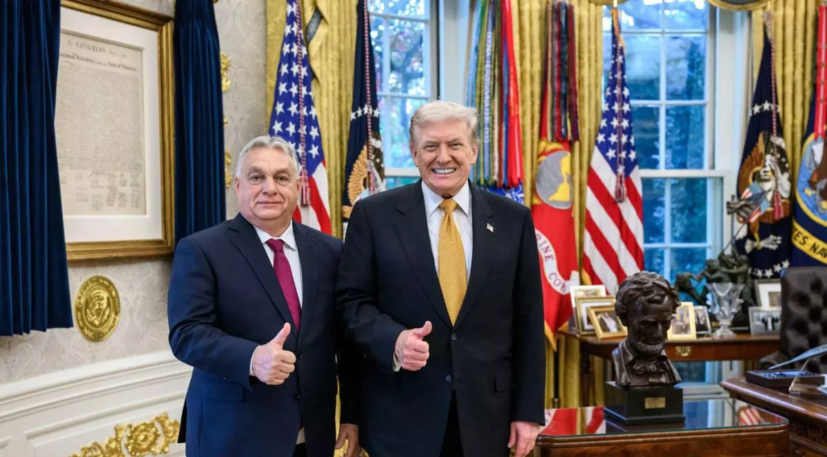 Donald Trump și Viktor Orban stau unul lângă altul și țin degetul mare în sus, în timp ce zâmbesc, 7 noiembrie 2025