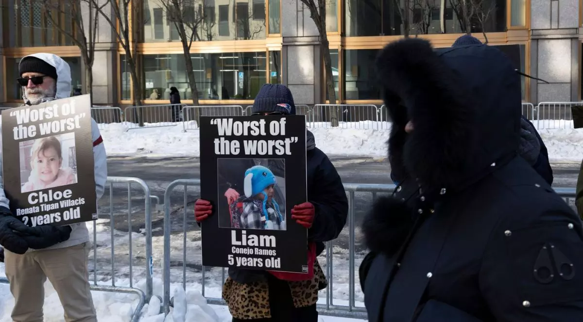 Un protestatar ține o pancarta pe care scrie „Cel mai rău dintre cei mai răi: Liam Conejo Ramos, 5 ani” cu fotografiabăiețelului purtând un fes cu un iepuraș, în New York, SUA, 29 ianuarie 2026