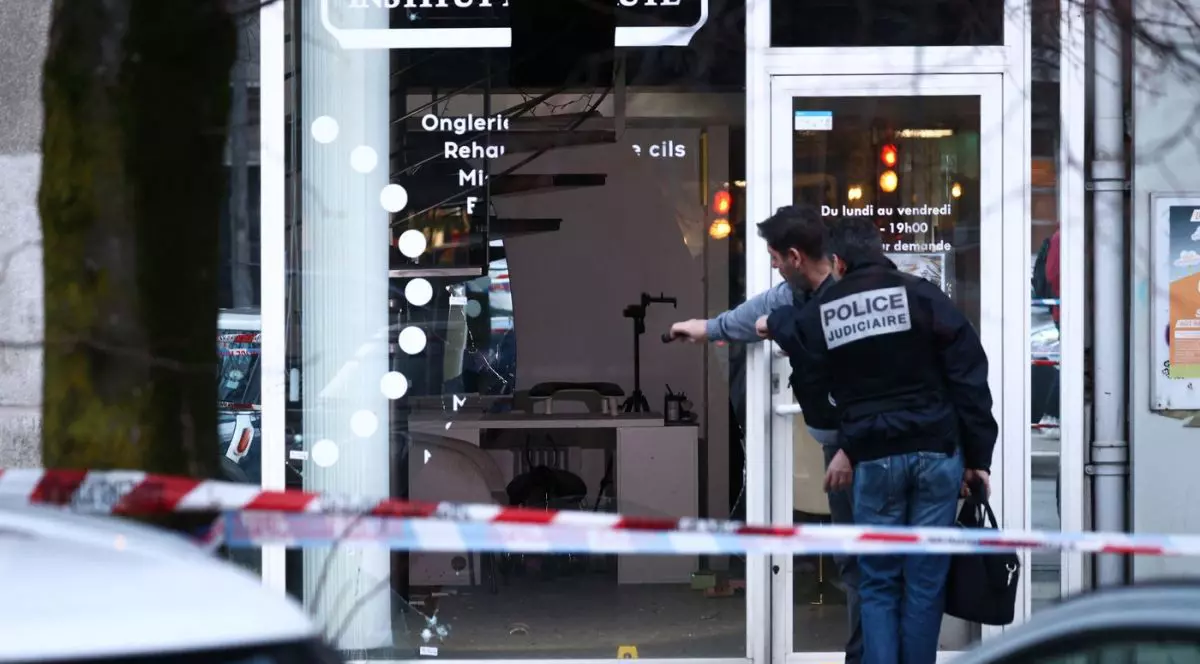 Polițiștii examinează locul în care o grenadă a fost aruncată într-un salon de înfrumusețare din Grenoble, Franța, pe 6 februarie 2026.