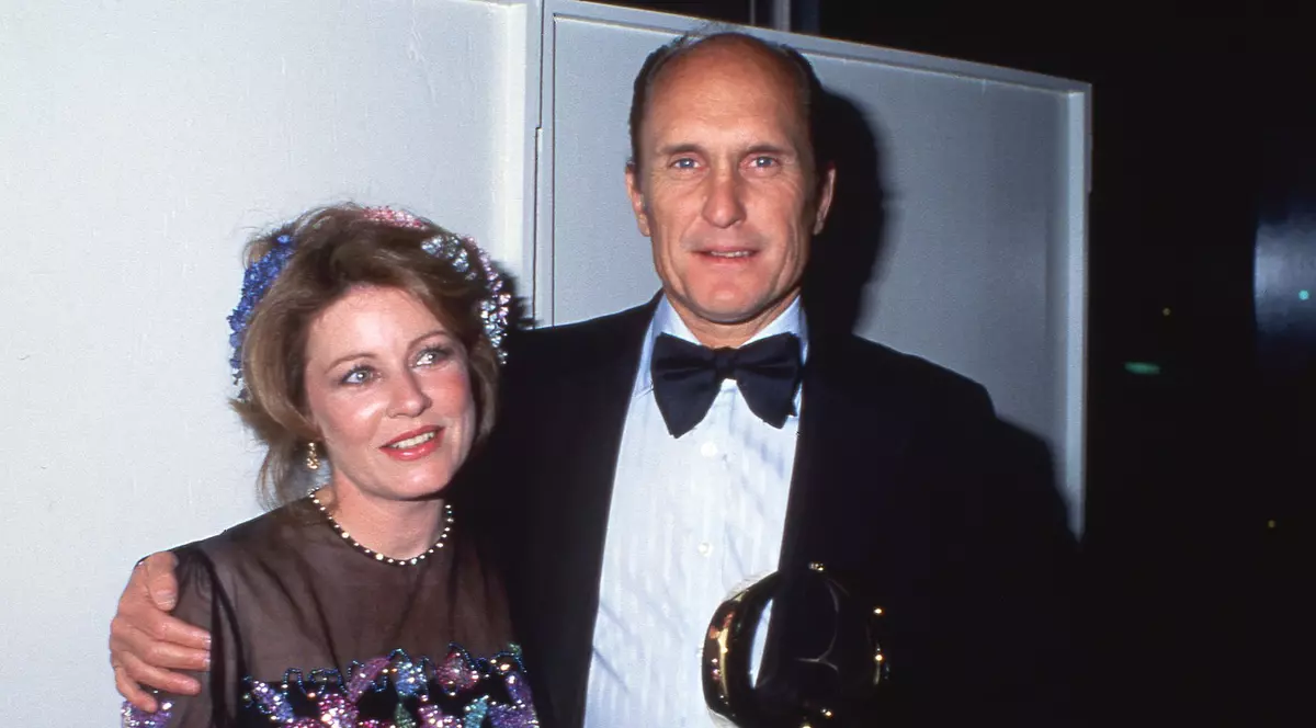 Patty Duke Astin și Robert Duvall, în jurul anilor 1980.. Duvall este imbracat in smoching si tine in mana un premiu