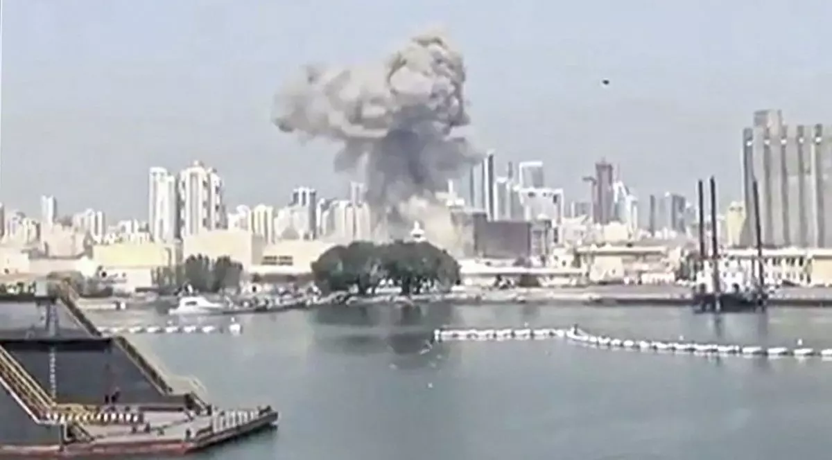 Un fum gros se ridică dintre niște blocuri turn, în urma unui atac iranian asupra unei baze americane din Bahrein, 28 februarie 2026