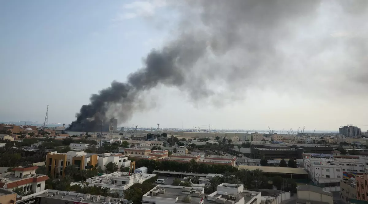 Fumul se ridică după ce Iranul a lansat un atac cu rachete împotriva sediului Flotei a V-a a Marinei SUA din Manama