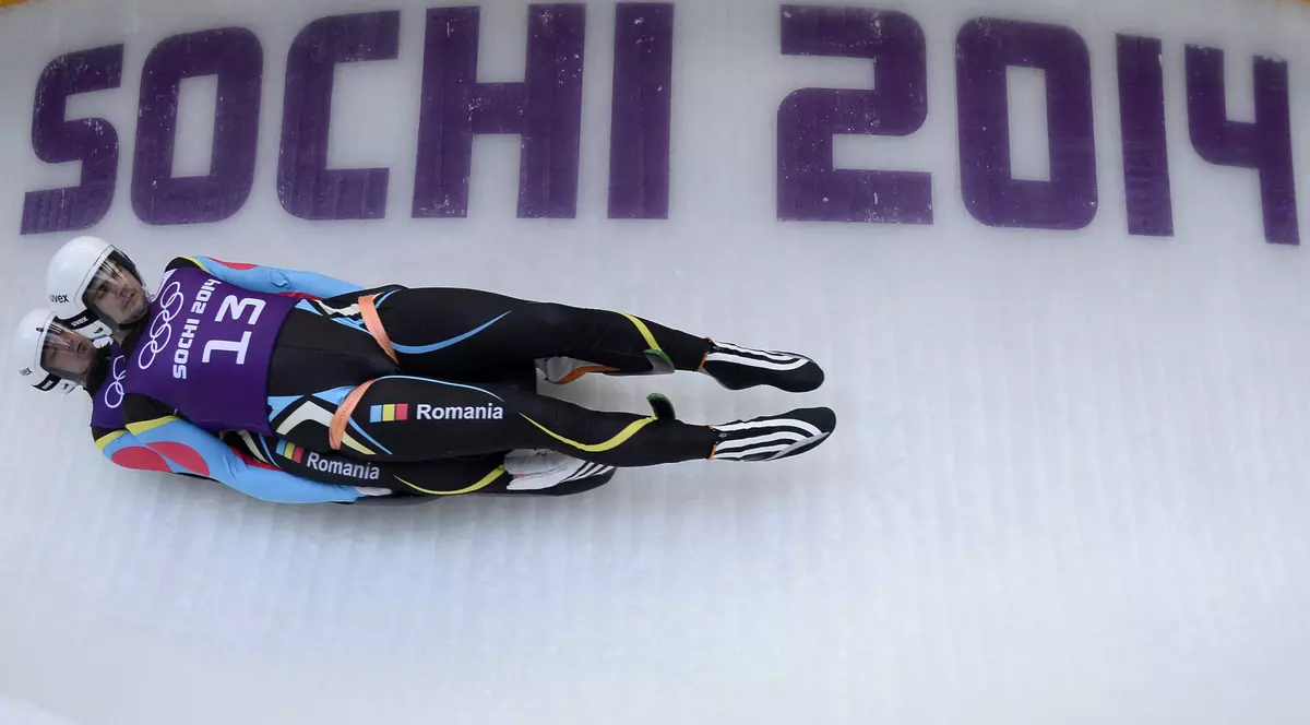 Jocurile Olimpice de iarnă. Românii care n-au fost lăsați să coboare cu sania din cauză că se puneau singuri în pericol: „Bine că au scăpat teferi”
