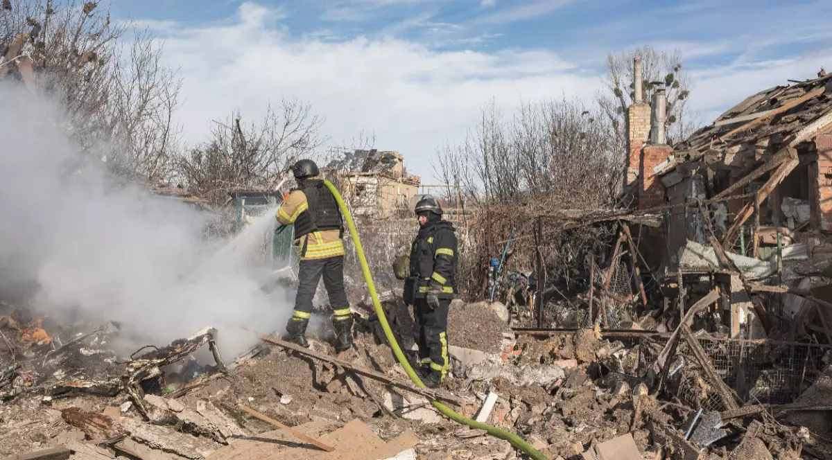 Echipele de intervenție după un raid și bombardamente din Ucraina