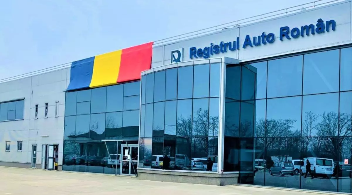 clădirea din sticlă a Registrului Auto Român. drapelul este așezat sus
