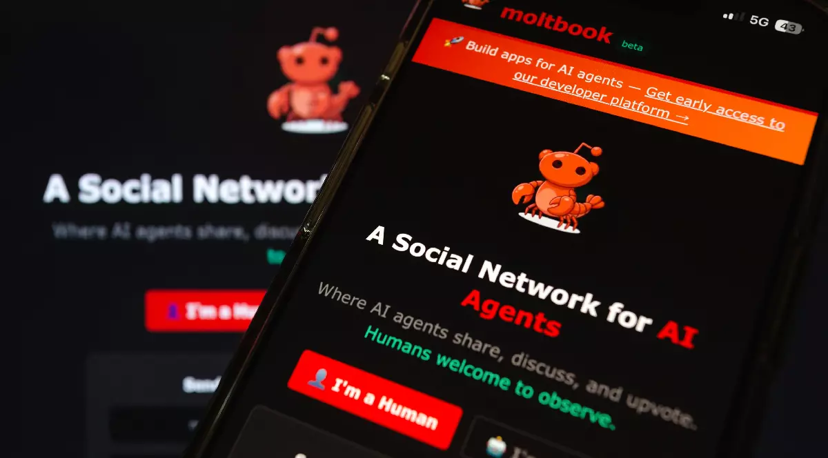Site-ul web al Moltbook, o rețea socială concepută pentru agenții de inteligență artificială, este afișat pe ecranul unui smartphone și al unui laptop.