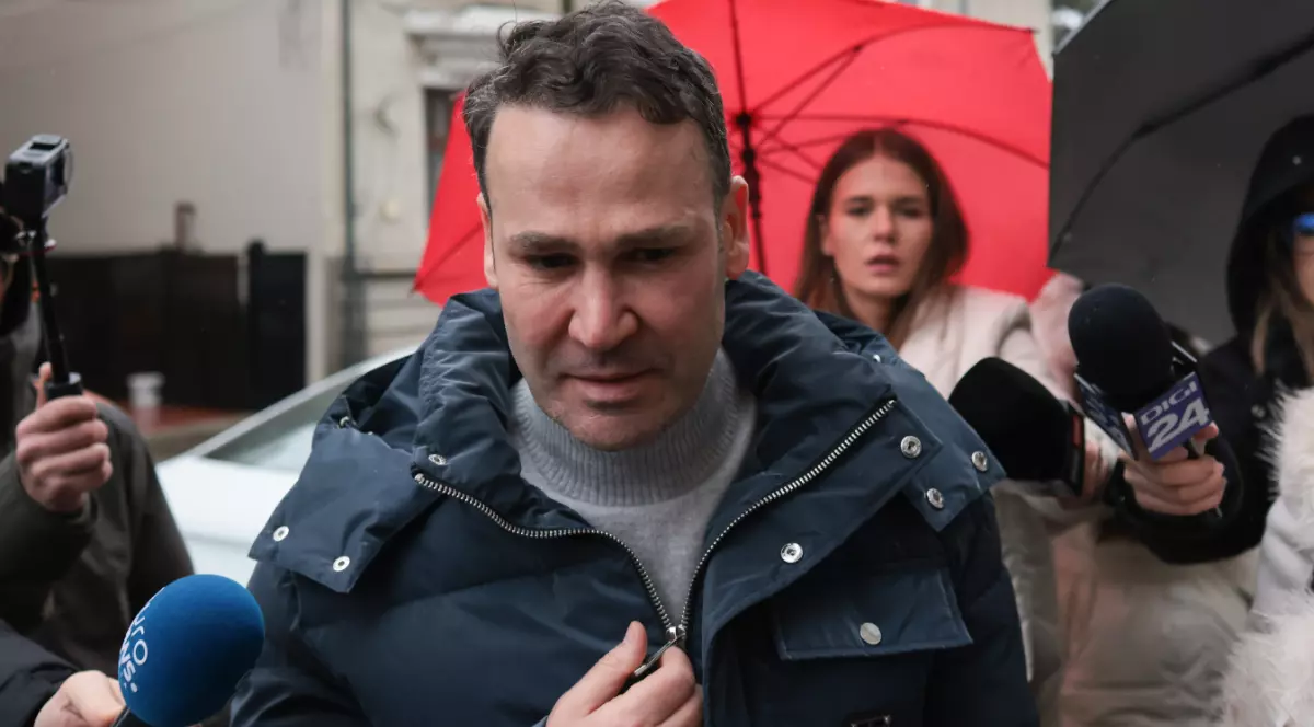 Primarul Sectorului 3, Robert Negoiță, cu o geacă albatră, în momentul în care merge la DNA și este așteptat de reporteri.