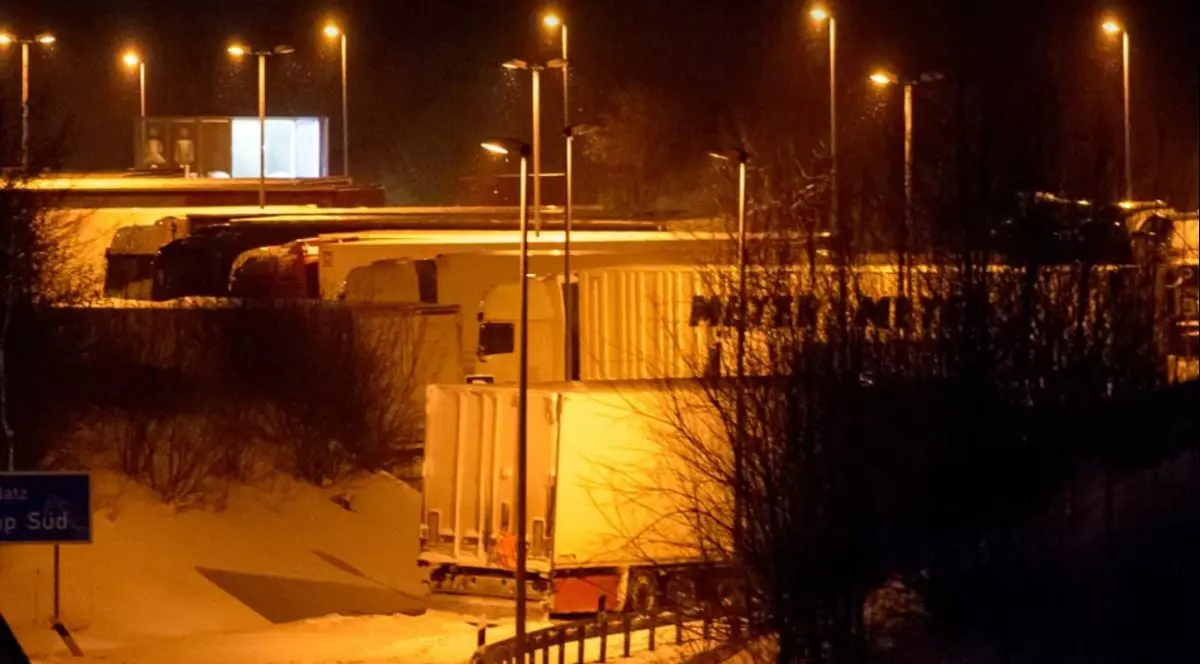 O zonă de odihnă de lângă benzinăria din Schweitenkirchen, Germania, pe timp de noapte, sunt becurile stradale aprinse și este zăpadă. Este locul unde a fost abandonat un român de șoferul unei curse de ridesharing, 30 ianuarie 2026