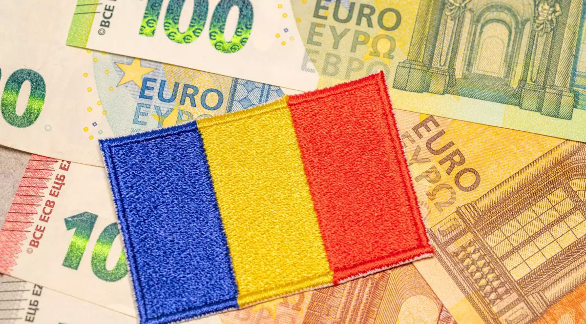 Imagine creativă cu steagul României plasat peste bancnote de 50 și 100 de euro, care arată că România primește fonduri europene