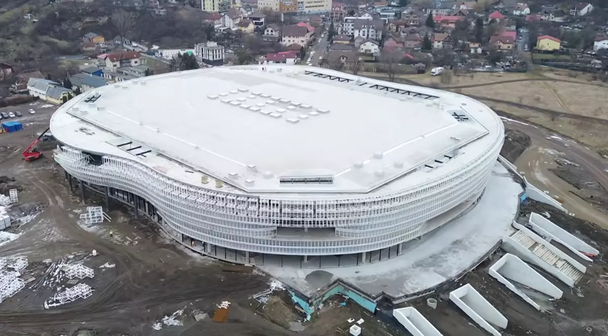 Șantierul Sălii Polivalente din Brașov, aceasta este în construcție, iar acum muncitorii au ajuns la acoperiș