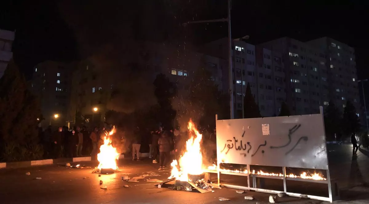 Shiraz, în seara de 9 ianuarie. Protestatari observați în timp ce scandează „Moarte dictatorului”. Imagine cu caracter ilustrativ Foto: Profimedia